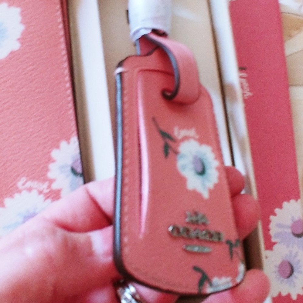 Coach Daisy passport bilfold & Luggage tag set NWT - Picture 6 of 12